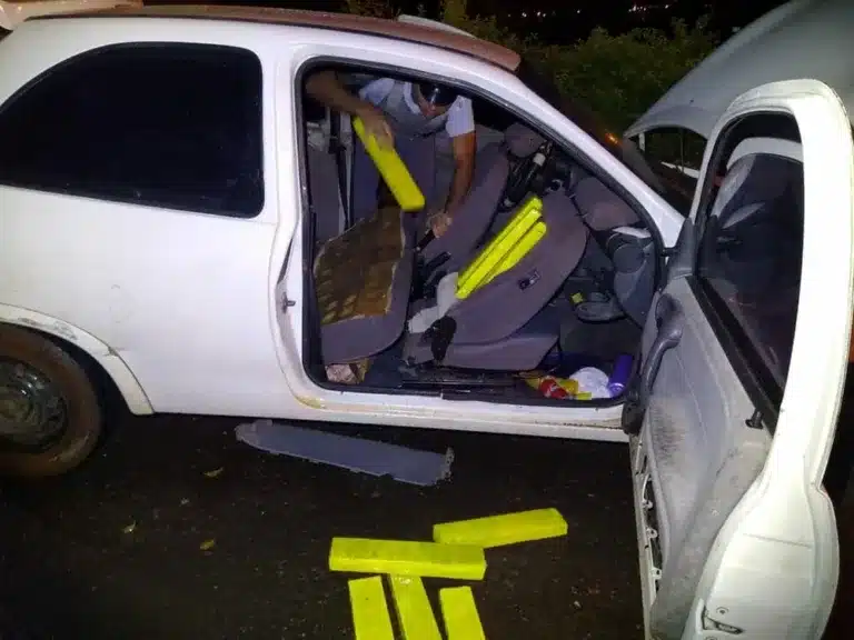 Droga estava escondida dentro do forro do encosto dos dois bancos dianteiros do carro (Foto: Polícia Rodoviária/Divulgação)