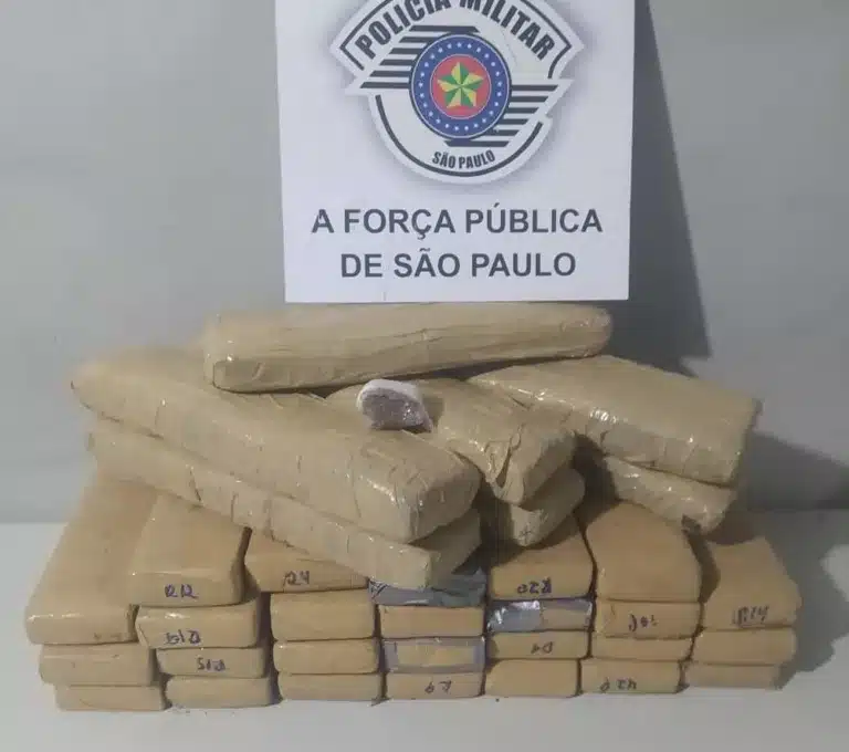 Grupo é detido ao ser flagrado com quase 30 kg de maconha em Assis — Foto: Polícia Militar/Divulgação