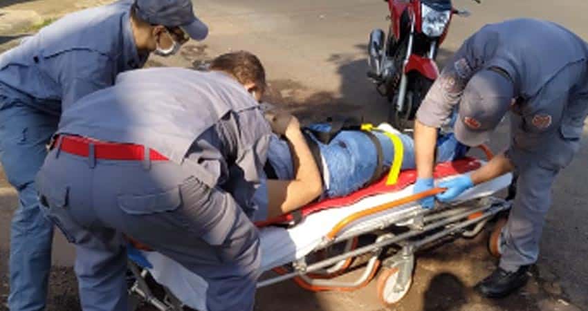 Carro atropela motociclista em cruzamento de ruas em Paraguaçu (Foto: i7 Notícias)