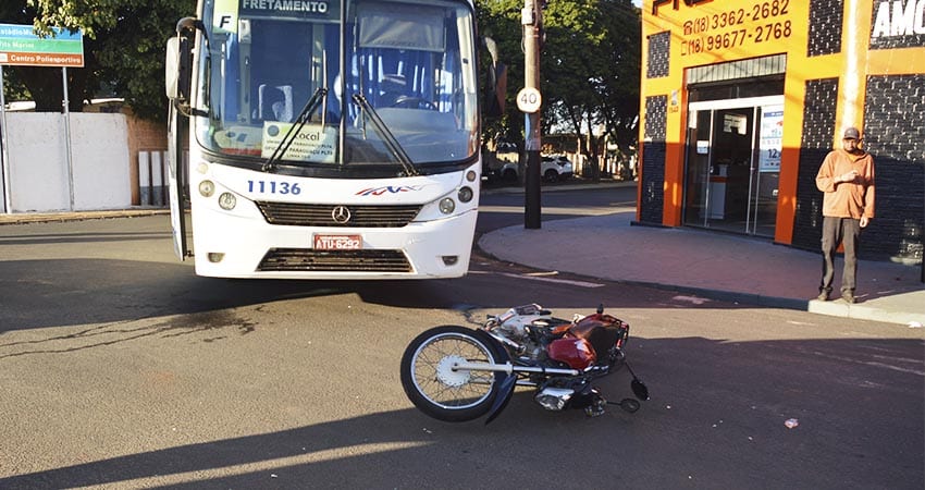 Motocicleta e ônibus colidiram no cruzamento das ruas Conceição de Monte Alegre e José da Cunha Guedes Brito (Foto: Reprodução/i7 Notícias)