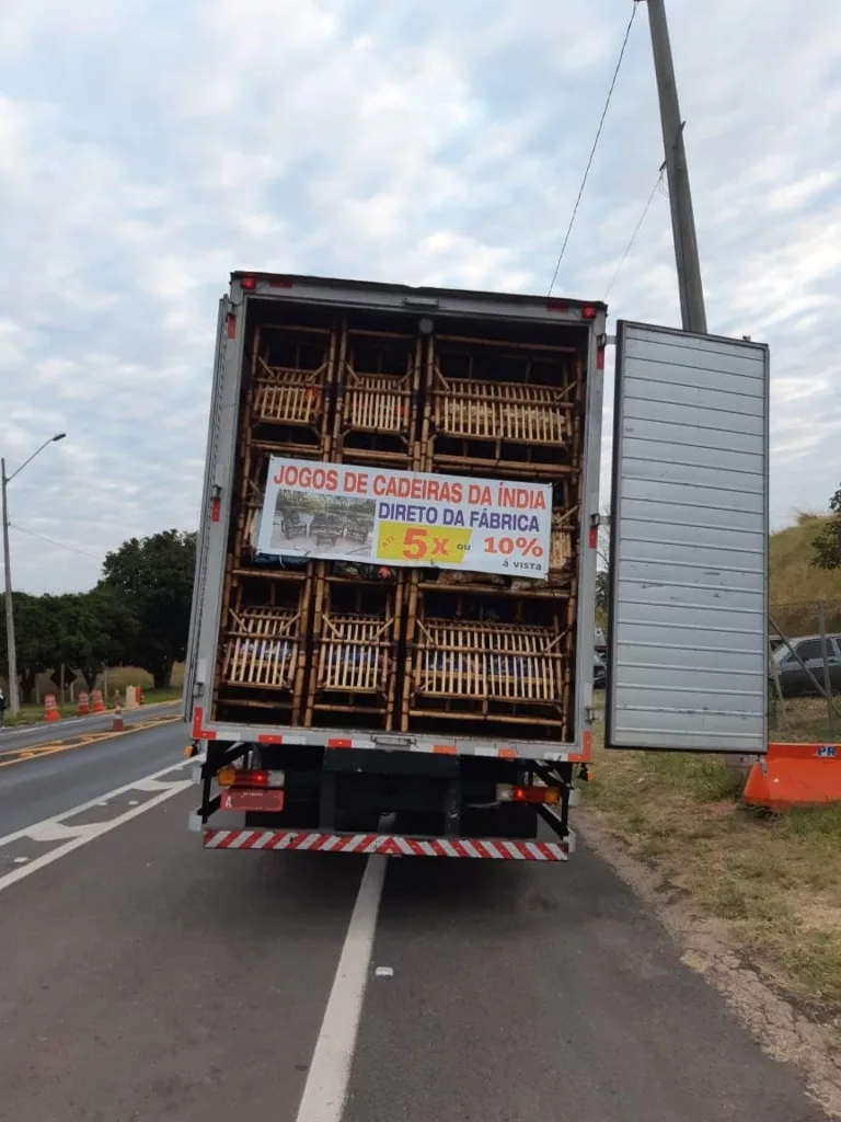 Caminhão transportava cigarros contrabandeados (Foto: Divulgação)