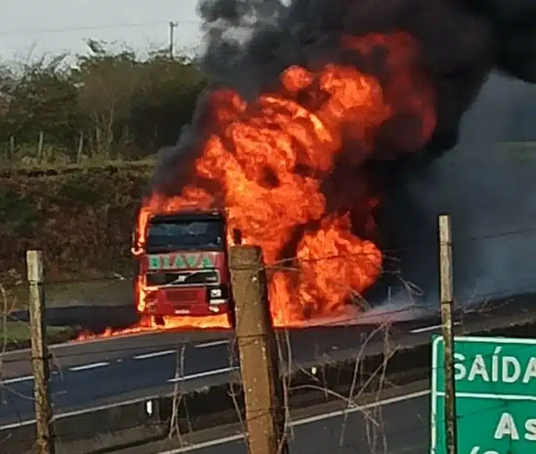 Carreta fica destruída após incêndio na Raposo Tavares em Assis (Foto: The Brothers)