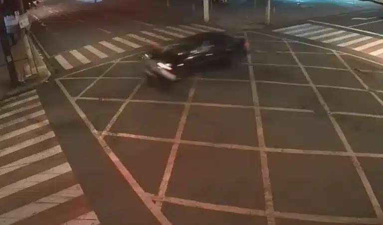 Motociclista morreu após sofrer acidente em cruzamento de Ourinhos — Foto: Câmeras de segurança/Reprodução