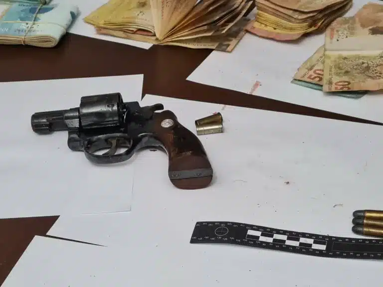Polícia apreendeu arma e dinheiro com procurado pela Justiça em Tupã — Foto: João Trentini/Divulgação