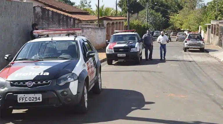 Policiais foram até o local após serem acionados pela vítima (Foto: Manoel Moreno)