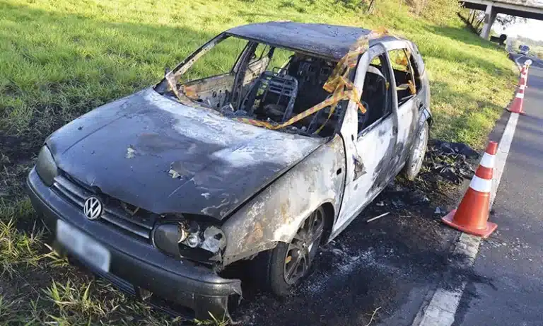 Veículo ficou totalmente destruído pelas chamas (Foto: Manoel Moreno)