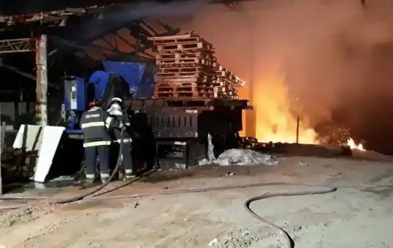 Bombeiros trabalham mais de 2 horas para conter fogo em empresa de pallets em Marília — Foto: Corpo de Bombeiros/Divulgação
