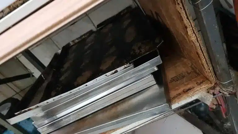 Segundo os fiscais da Vigilância Sanitária, bandejas estavam sujas — Foto: Prefeitura de Marília/Divulgação
