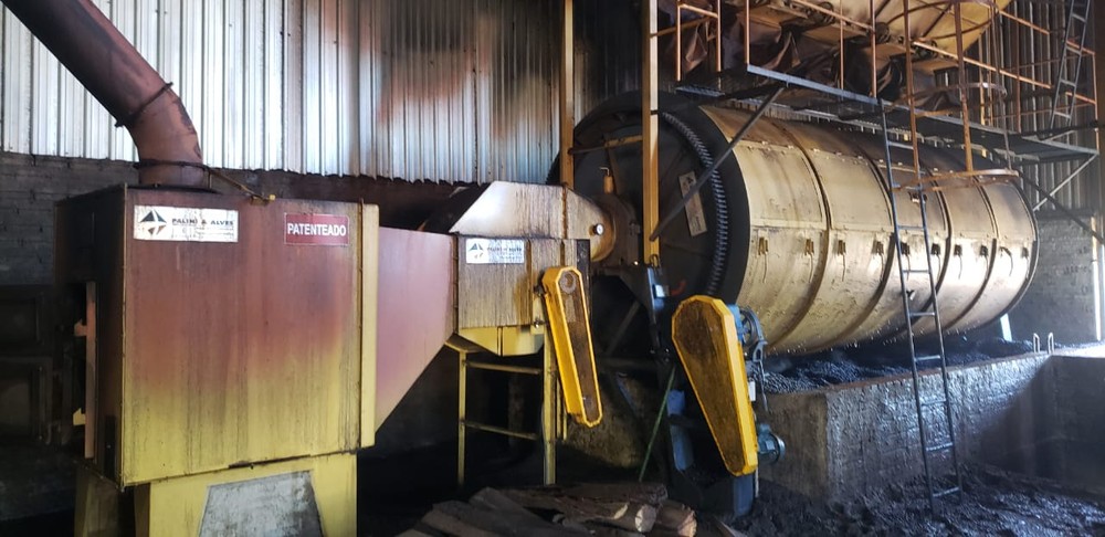 Fogo atingiu quase todo o maquinário na fazenda no distrito de Rosália, em Marília — Foto: Corpo de Bombeiros/Divulgação