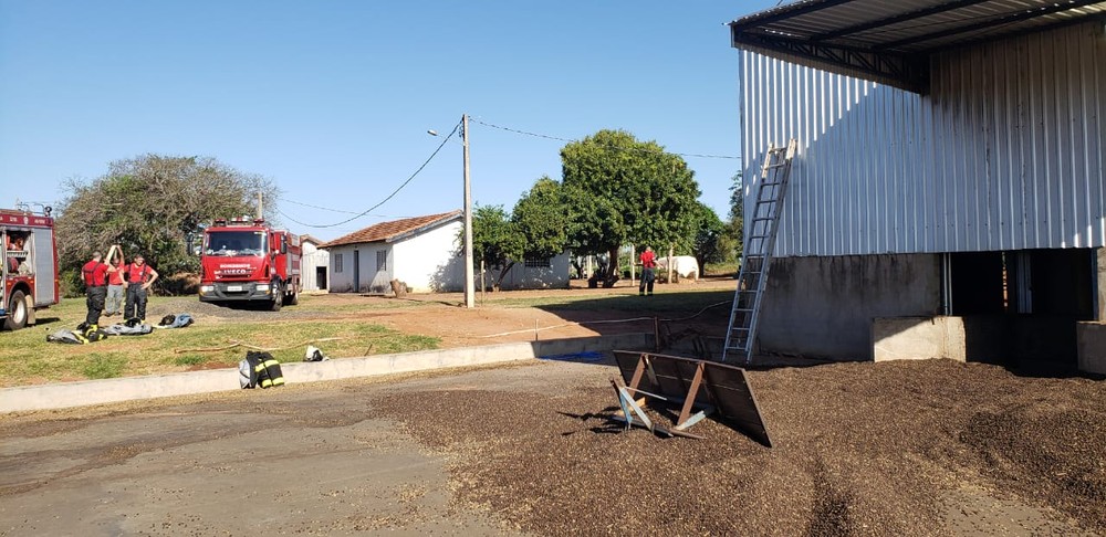 Bombeiros levaram quase 5 horas para controlar as chamas na secadora no distrito de Rosália — Foto: Corpo de Bombeiros/Divulgação