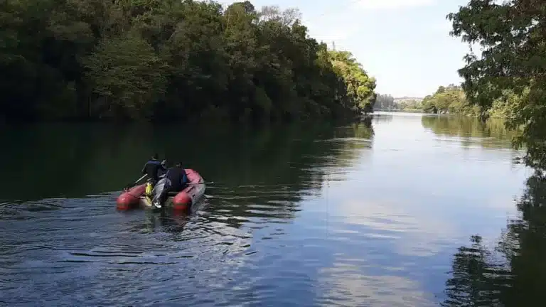 Bombeiros fazem buscas por adolescente que desapareceu ao tentar atravessar rio em Ourinhos — Foto: Adolfo Lima/TV TEM