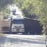 Carreta tem falha mecânica e interdita vicinal que liga Tupã e Quatá — Foto: Arquivo pessoal