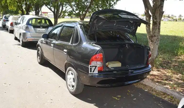 Mulher é sequestrada e encontrada pela PM trancada no porta-malas do carro em Paraguaçu (Foto: Manoel Moreno/i7 Notícias)