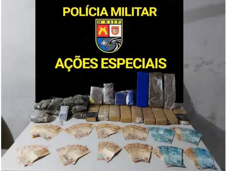 No total, foram apreendidos 17 tijolos de maconha, 10 pacotes também de maconha e o valor de R$ 13.085,00 (Foto: Cedida/PM)