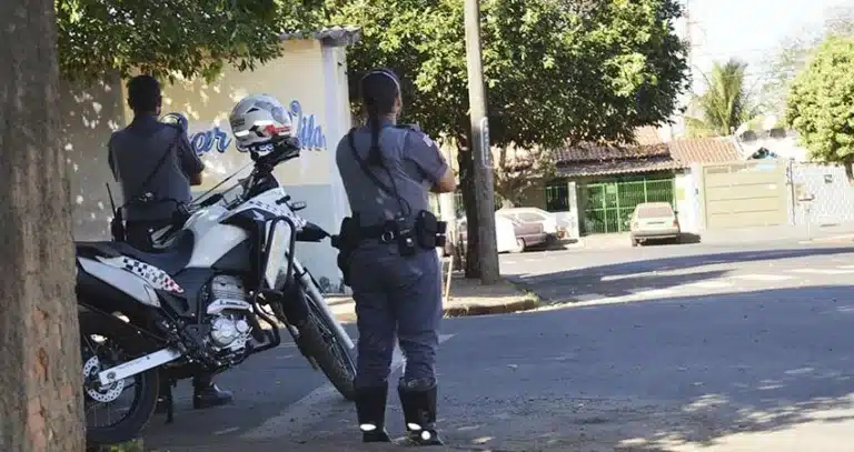 Local próximo onde a vítima foi atingida por um disparo de arma de fogo (Foto: Reprodução/i7 Notícias)