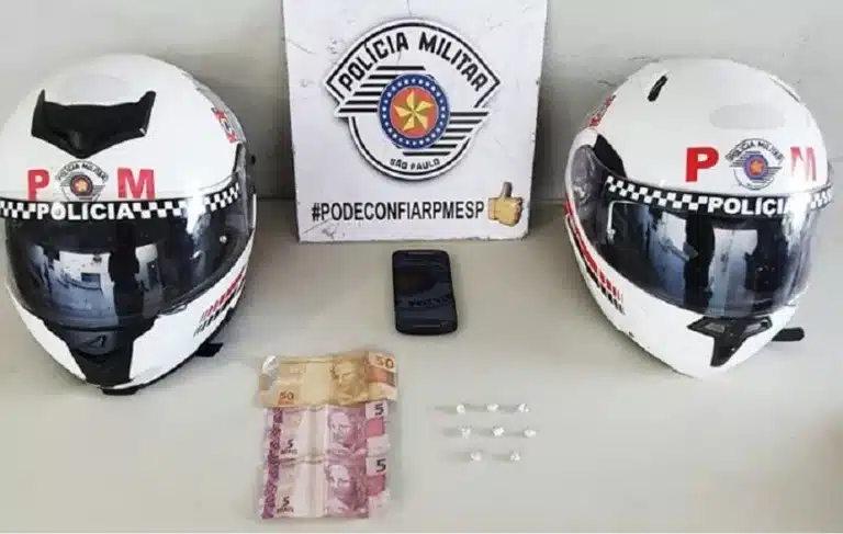 Pedras de crack e a quantia de R$ 60,00 foram apreendidas durante a ocorrência (Foto: Divulgação/Polícia Militar)