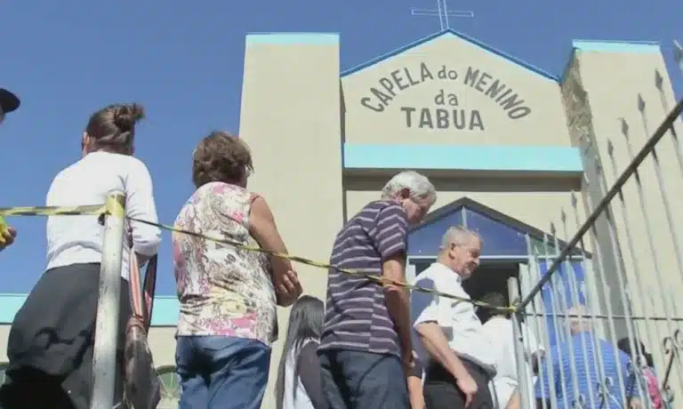 Uma capela foi construída para o Menino da Tábua em Maracaí — Foto: TV TEM / Reprodução
