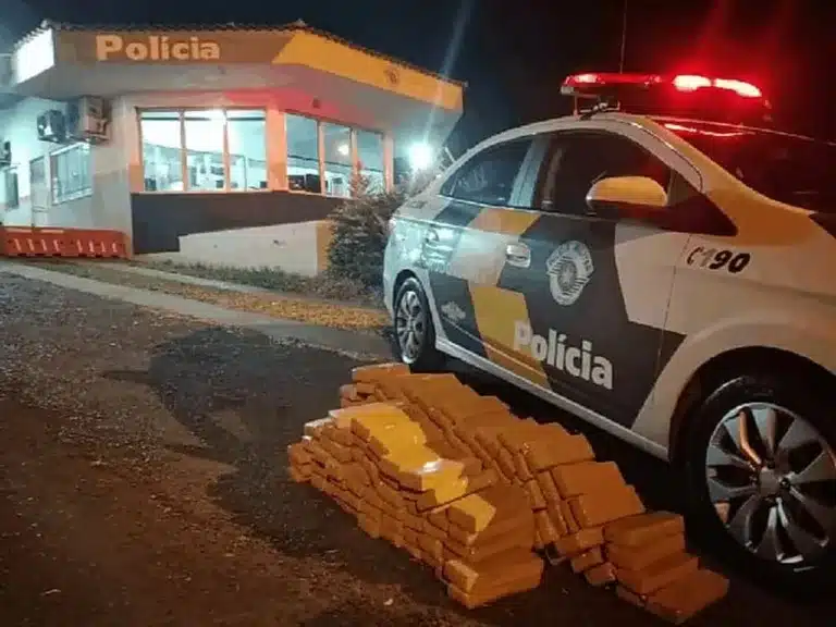 Apreensão dos 146 tabletes de maconha foi feita na Miguel Jubran em Tarumã (Foto: Polícia Rodoviária / Divulgação)