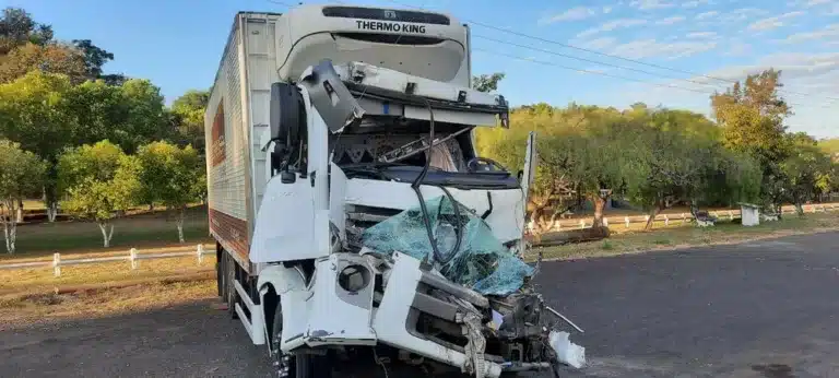Motorista de caminhão frigorífico fica ferido após bater na traseira de carreta em Palmital — Foto: Polícia Rodoviária/Divulgação