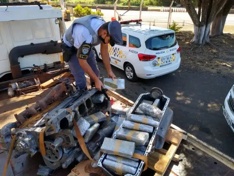 Maconha estava escondida dentro do bloco de em motor — Foto: Polícia Rodoviária/Divulfgação