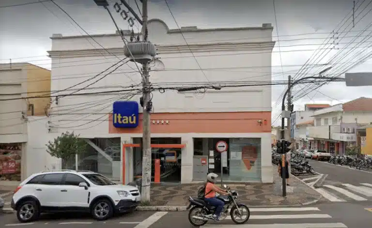 Suspeita de Covid em funcionária provoca interdição da agência do banco Itaú (Foto: Ello Comunica)