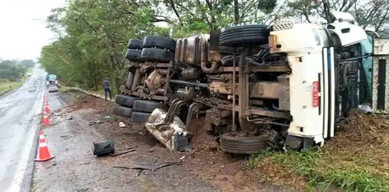 Caminhão com detritos de asfalto tombou lateralmente no acostamento e ninguém se feriu — Foto: Arquivo pessoal