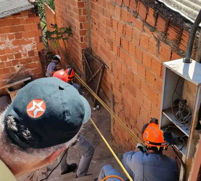 Bombeiros retiram corpo de homem encontrado em vale em Marília — Foto: Leonardo Moreno/Marília Notícia