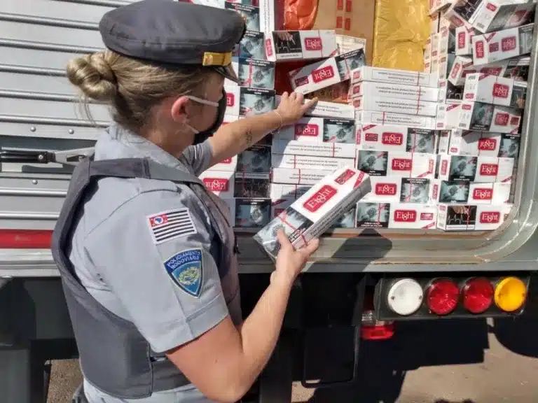 Carga de cigarros sem nota fiscal será encaminhada para a Receita Federal de Marília (Foto: Polícia Rodoviária/Divulgação)