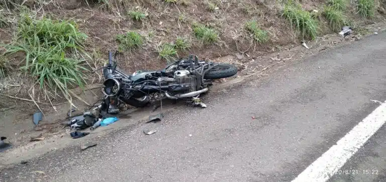 Motociclista morreu vítima de acidente de trânsito na Rodovia Ângelo Rena, em Presidente Prudente, nesta sexta-feira (21) — Foto: Polícia Militar