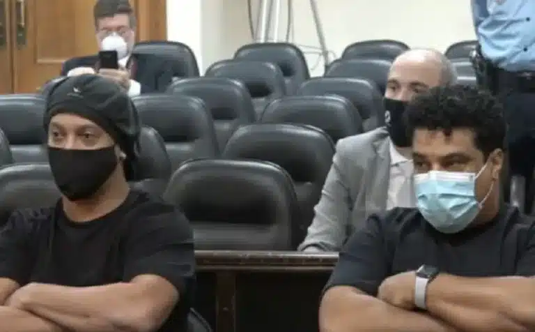 Ronaldinho e Assis pagaram multa e agora estão agora em liberdade condicional (Foto: Reprodução/Tv Justicia Paraguay)