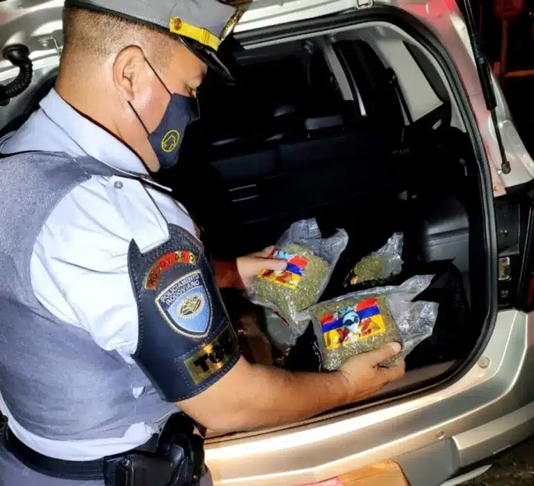 Policiais rodoviários encontraram 18 pacotes de skunk em duas bolsas no porta-malas de um dos carros — Foto: Polícia Rodoviária/Divulgação