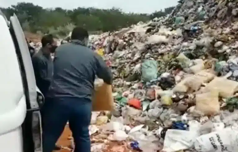 Servidores da prefeitura durante o descarte dos alimentos no aterro sanitário da cidade: polêmica (Foto: Reprodução/Arquivo pessoal)