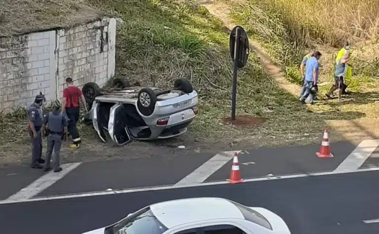 Motorista fica ferido após carro capotar e cair de pontilhão em Marília (Foto: Dorival Silva/Marília Notícia)