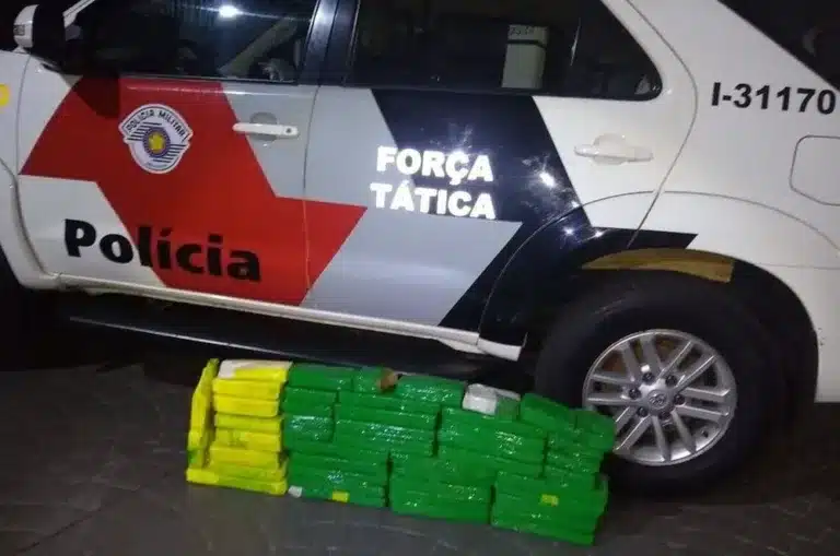 Segundo a PM, 46 tijolos de maconha foram achados dentro do carro onde estava a vítima — Foto: Polícia Militar/Divulgação