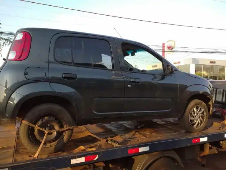Carro perseguido, que era alugado, foi apreendido e depois devolvido à locadora; ninguém se feriu (Foto: Alexandre Mansinho/Passando a Régua)