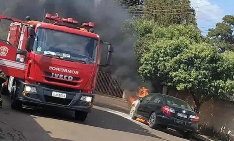 Veículo pega fogo no centro de Cândido Mota; ninguém se feriu (Foto: Reprodução)