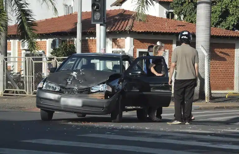Carro tem frente parcialmente destruída após colidir contra trator (Foto: Manoel Moreno)