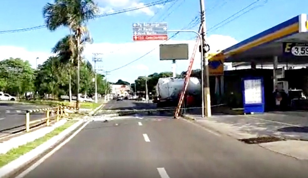 Caminhão-tanque perde freio durante descarga de combustível e atravessa avenida em Marília (Foto: Norton Emerson/Jornal da Manhã)