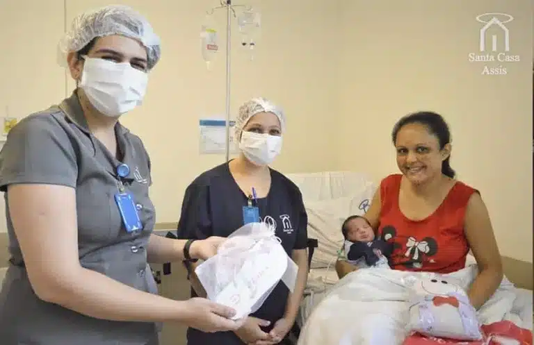 A entrega do kit maternidade faz parte do trabalho de cuidado e carinho prestado pela Santa Casa em benefício das usuárias do SUS, Convênios e Particular, atendidas pela unidade (Fotos: Comunicação Santa Casa de Assis)