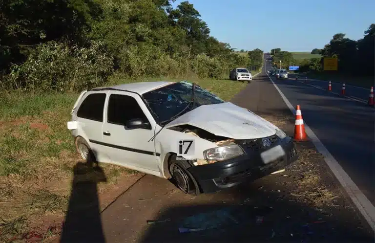 Paraguaçuense seguia em um VW/Gol, que capotou diversas vezes (Foto: Manoel Moreno)