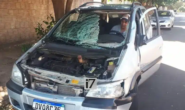 Veículo ficou danificado com a colisão (Foto: Manoel Moreno)