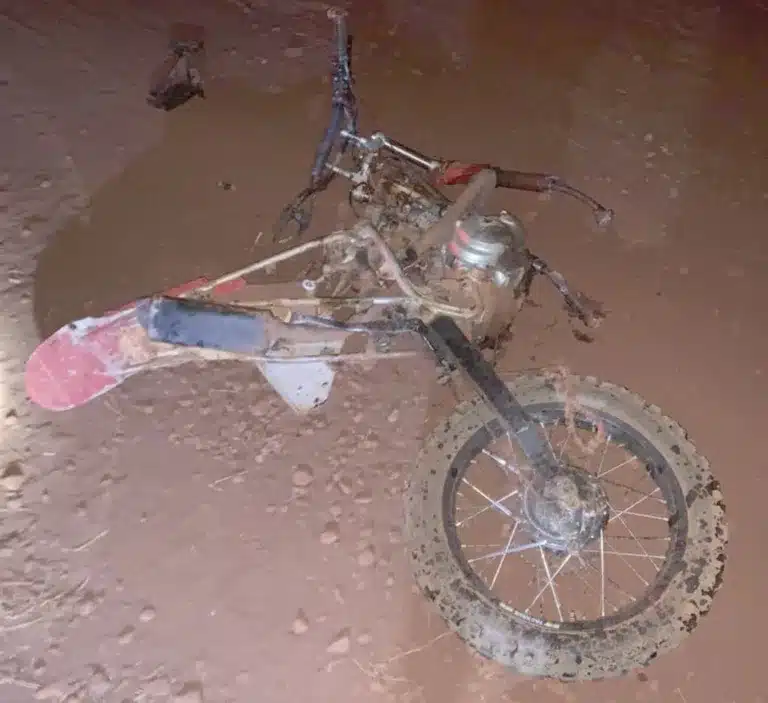 Motocicleta ficou destruída Imagens: (Foto: The Brothers)