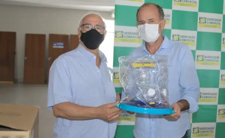 No dia 5 de abril, Nami Sabeh, da ACIA, entregou capacete ao prefeito José Aparecido Fernandes (Foto: Divulgação)