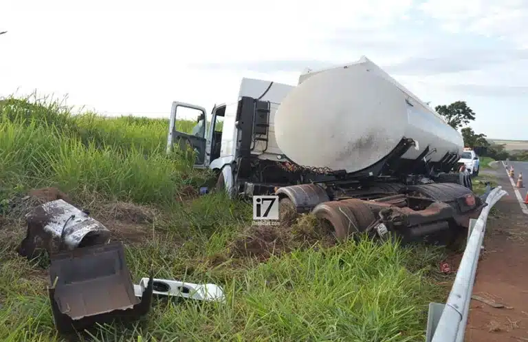 Motorista tem mal súbito e sofre acidente na rodovia Paraguaçu-Assis (Foto: Manoel Moreno)