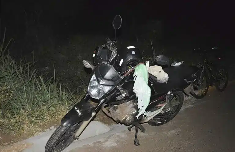 Motociclista e bicicleta colidiram na noite desta terça-feira, dia 27 (Foto: Manoel Moreno)
