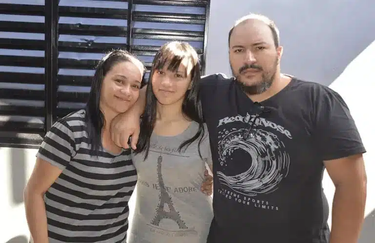 Laura com os seus pais, Fabiana e Edson (Foto: Manoel Moreno)