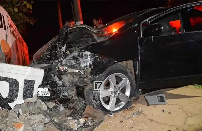 A parte frontal do veículo ficou destruída (Foto: Manoel Moreno)