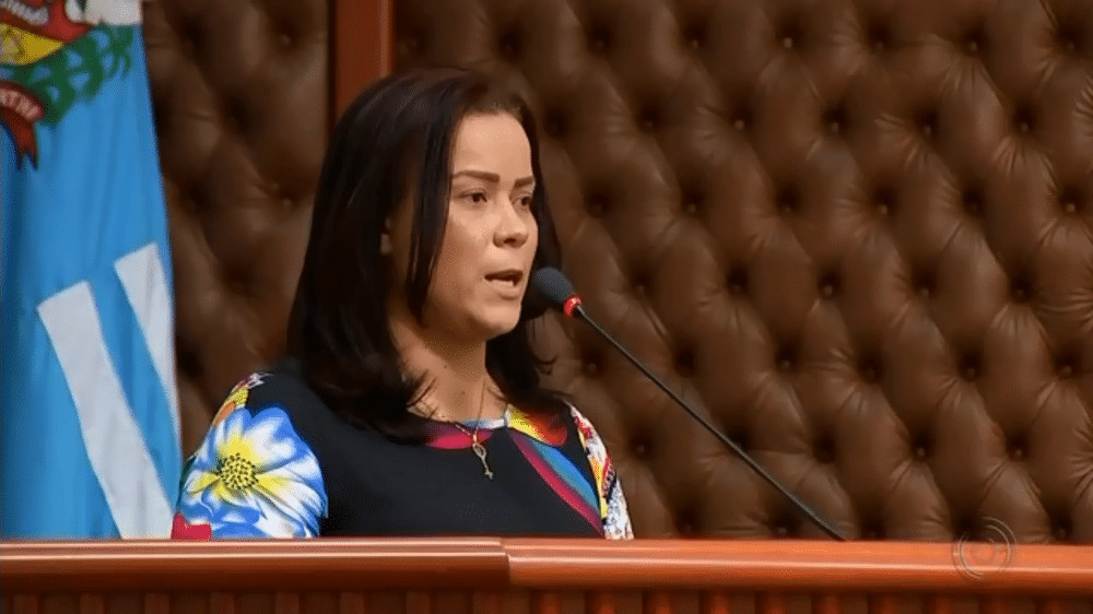 Ex-funcionária, Alessandra da Silva, foi ouvida durante uma sessão na Câmara de Assis (SP) — Foto: Reprodução/TV TEM