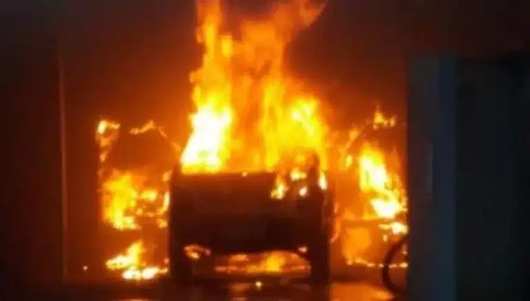 Incêndio atinge garagem e destrói veículos em Marília — Foto: Jornal do Ônibus/Divulgação