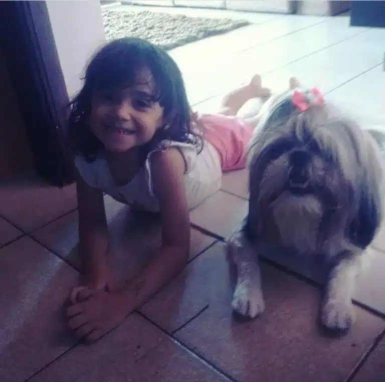 Larah e Lilica eram muito próximas. A menina ficou abalada depois da morte da cachorrinha, conta a mãe — Foto: Arquivo pessoal/ Thaynara Camargo